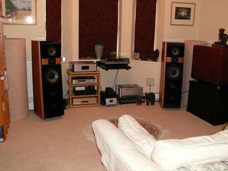 Martin Taylor Listening Room, Martin T on TubeTraps, hifi room with white couch and tubetraps